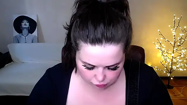 Snapshot of Emily_Mo chatting on 06/17/26, 05:32 Emily Mo online show from 06/17/26, 05:32