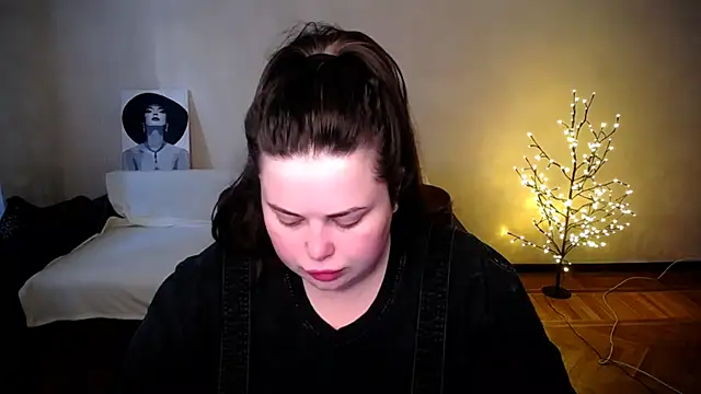 Snapshot of Emily_Mo chatting on 06/21/26, 05:32 Emily Mo online show from 06/21/26, 05:32