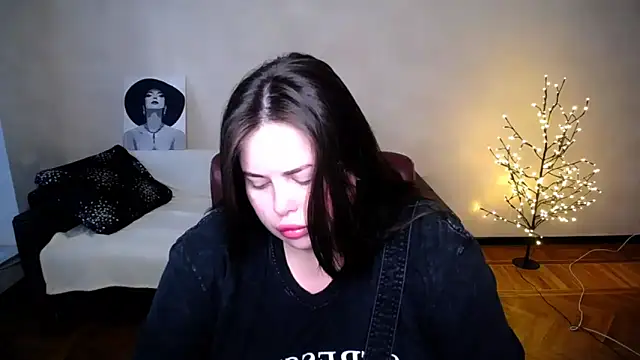 Snapshot of Emily_Mo chatting on 06/23/26, 05:49 Emily Mo online show from 06/23/26, 05:49