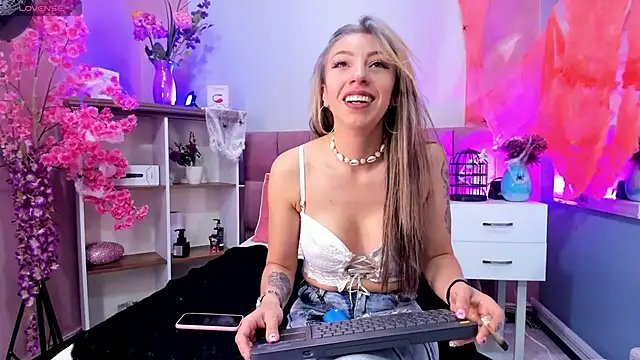 mia thompsonn  online show from 10/17/25, 03:36