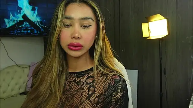 Snapshot of liah_v chatting on 04/23/26, 02:24 liah v online show from 04/23/26, 02:24
