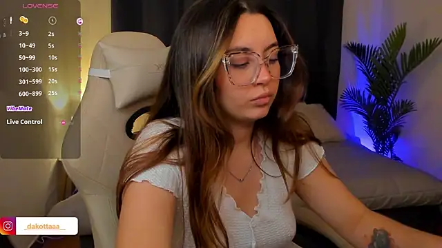 Snapshot of dakottaa_ chatting on 12/17/25, 11:33 dakottaa online show from 12/17/25, 11:33