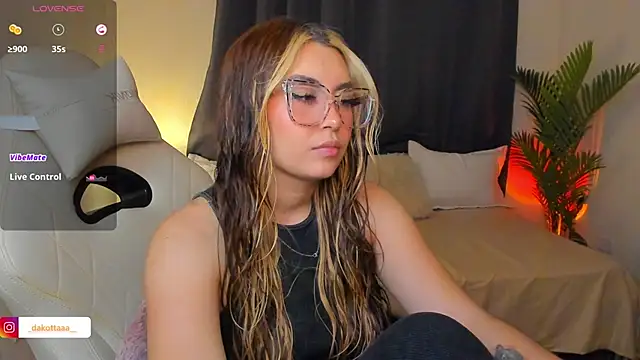 dakottaa  online show from 05/31/26, 12:08