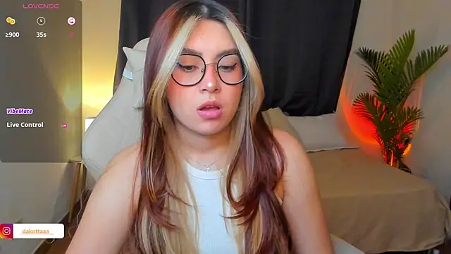 Snapshot of dakottaa_ chatting on 07/28/26, 12:40 dakottaa online show from 07/28/26, 12:40