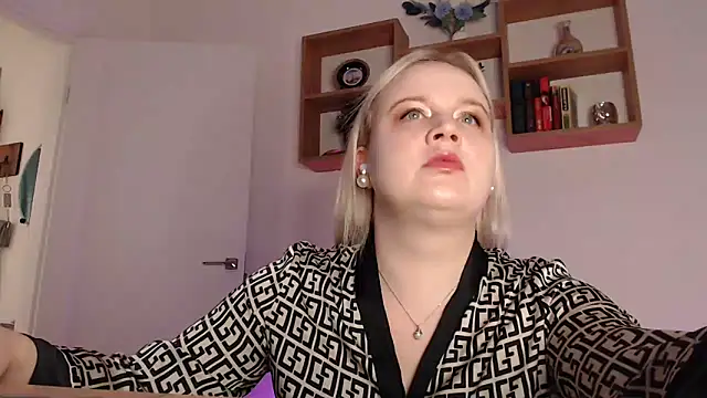 Karolina love  online show from 11/15/25, 07:43