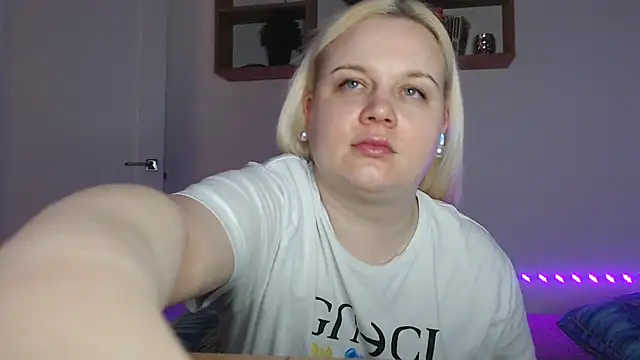 Karolina love  online show from 02/17/26, 01:02