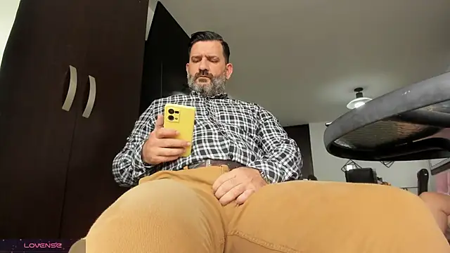 Snapshot of Maxi_TheBigDaddy chatting on 04/27/26, 12:47 Maxi TheBigDaddy online show from 04/27/26, 12:47
