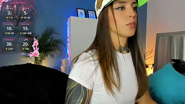 Snapshot of Megan_inked chatting on 07/16/26, 03:23 Megan inked online show from 07/16/26, 03:23