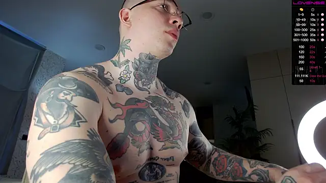 Snapshot of Tommy_cat chatting on 12/12/24, 05:10 Tommy cat online show from 12/12/24, 05:10