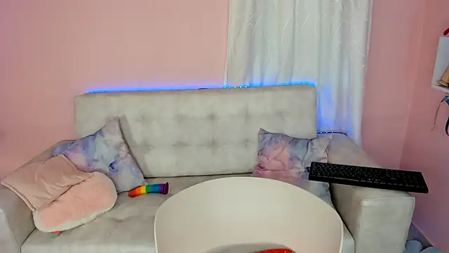 tinysara online show from 12/06/24, 07:34