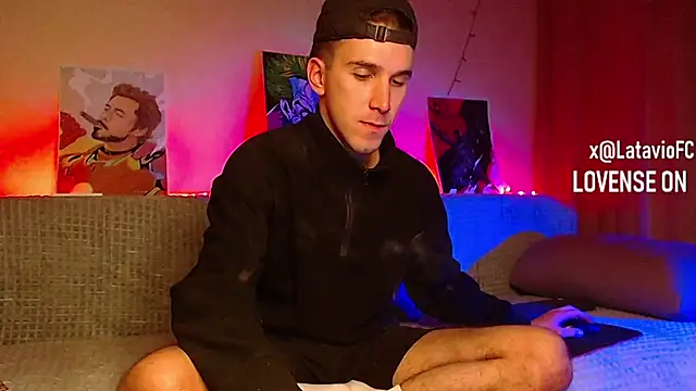 Snapshot of Midnighter_ chatting on 02/08/25, 04:03 Midnighter  online show from 02/08/25, 04:03