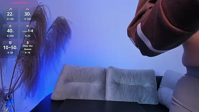 charlottewhitte online show from 12/18/25, 11:38