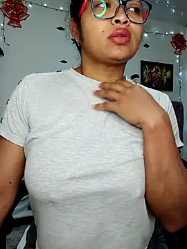 Snapshot of chalohott chatting on 12/15/25, 10:08 chalohott online show from 12/15/25, 10:08