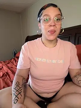 Snapshot of QueenNuttCollector chatting on 09/10/25, 04:07 QueenNuttCollector online show from 09/10/25, 04:07