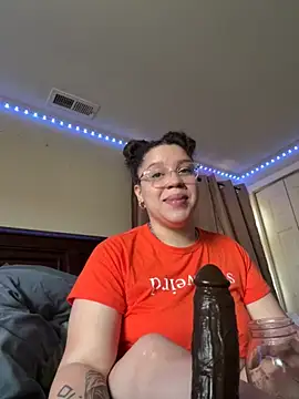 Snapshot of QueenNuttCollector chatting on 10/28/25, 02:09 QueenNuttCollector online show from 10/28/25, 02:09