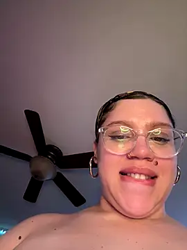 Snapshot of QueenNuttCollector chatting on 11/12/25, 03:18 QueenNuttCollector online show from 11/12/25, 03:18