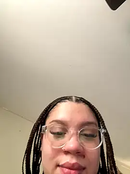 Snapshot of QueenNuttCollector chatting on 11/18/25, 05:28 QueenNuttCollector online show from 11/18/25, 05:28