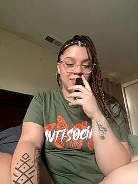 Snapshot of QueenNuttCollector chatting on 11/19/25, 05:24 QueenNuttCollector online show from 11/19/25, 05:24