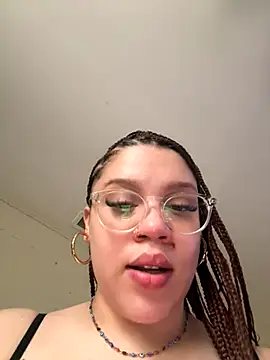 Snapshot of QueenNuttCollector chatting on 11/21/25, 05:11 QueenNuttCollector online show from 11/21/25, 05:11