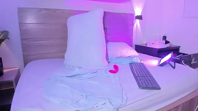 izaro22 online show from 10/25/25, 04:13