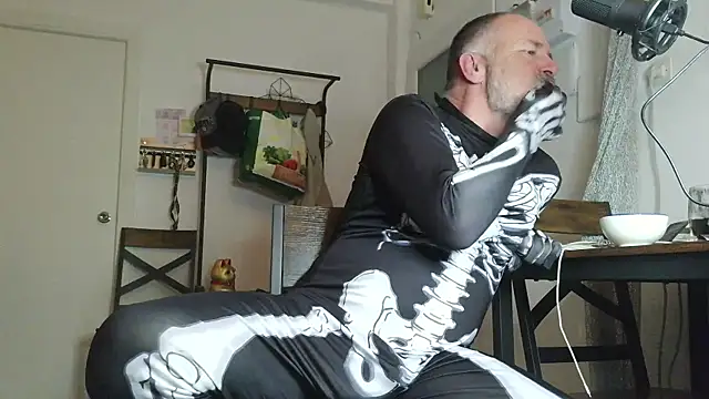 Snapshot of DaddybearVLC chatting on 10/31/25, 09:05 DaddybearVLC online show from 10/31/25, 09:05