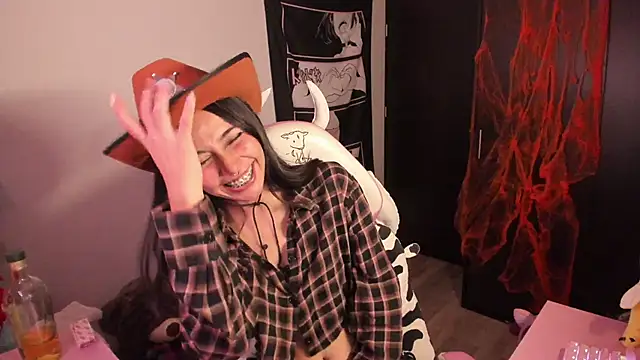 Snapshot of amber_yull chatting on 10/31/25, 01:28 amber yull online show from 10/31/25, 01:28