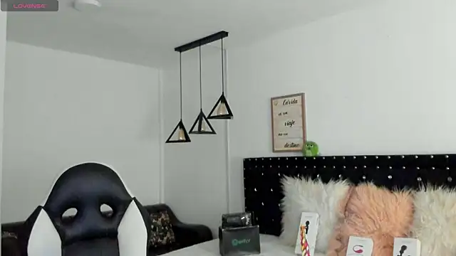 natasha logan  online show from 03/02/25, 04:07