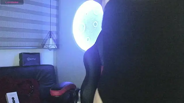 natasha logan  online show from 10/17/25, 04:04