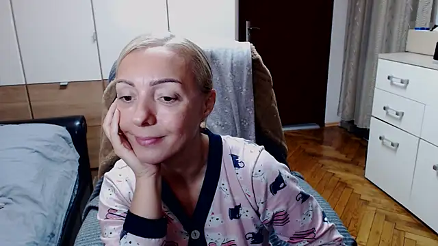 Snapshot of Leona-Exotic chatting on 11/18/25, 11:47 Leona-Exotic online show from 11/18/25, 11:47