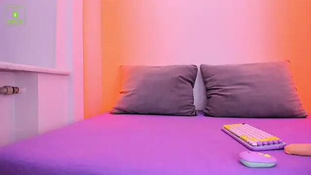 Snapshot of ErikaLust chatting on 01/21/25, 04:10 ErikaLust online show from 01/21/25, 04:10