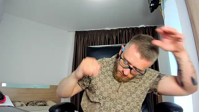 Snapshot of Findom_guy chatting on 06/19/26, 04:22 Findom guy online show from 06/19/26, 04:22