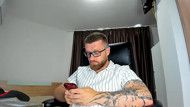 Snapshot of Findom_guy chatting on 07/14/26, 03:18 Findom guy online show from 07/14/26, 03:18