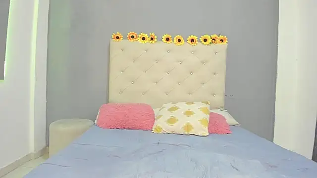 Snapshot of violetasimonz chatting on 03/15/25, 04:54 violetasimonz online show from 03/15/25, 04:54