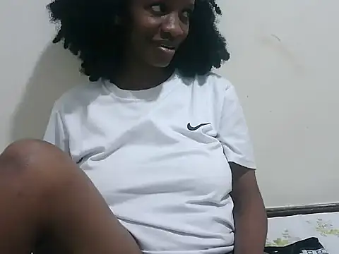 Snapshot of prettybeee chatting on 01/18/26, 10:24 prettybeee online show from 01/18/26, 10:24