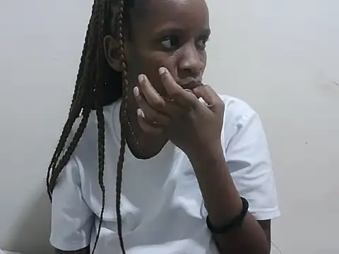 Snapshot of prettybeee chatting on 02/06/26, 12:04 prettybeee online show from 02/06/26, 12:04