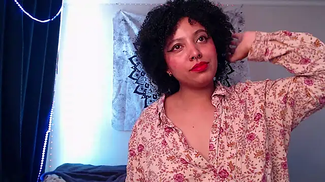 Snapshot of michell_bling1 chatting on 12/15/24, 01:22 michell bling1 online show from 12/15/24, 01:22