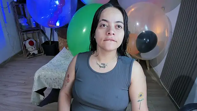 Snapshot of Cuttiealice chatting on 01/25/25, 01:08 Cuttiealice online show from 01/25/25, 01:08