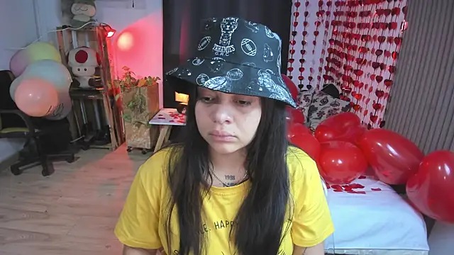 Snapshot of Cuttiealice chatting on 02/15/25, 12:01 Cuttiealice online show from 02/15/25, 12:01