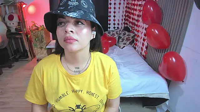 Snapshot of Cuttiealice chatting on 02/15/25, 03:06 Cuttiealice online show from 02/15/25, 03:06