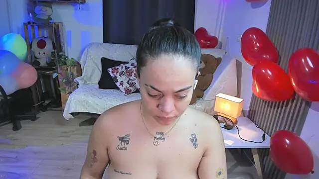 Snapshot of Cuttiealice chatting on 02/16/25, 12:43 Cuttiealice online show from 02/16/25, 12:43