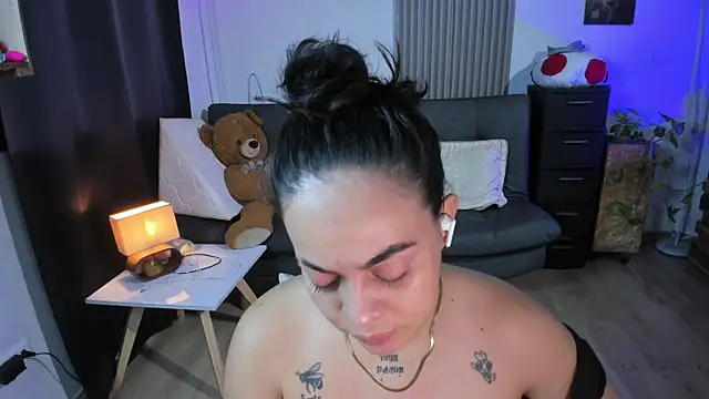 Snapshot of Cuttiealice chatting on 03/05/25, 02:03 Cuttiealice online show from 03/05/25, 02:03