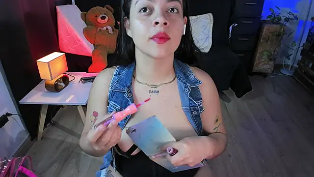 Snapshot of Cuttiealice chatting on 03/11/25, 05:35 Cuttiealice online show from 03/11/25, 05:35