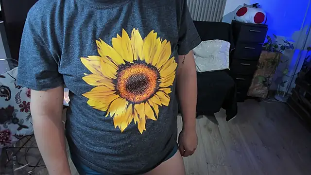 Snapshot of Cuttiealice chatting on 03/12/25, 10:50 Cuttiealice online show from 03/12/25, 10:50