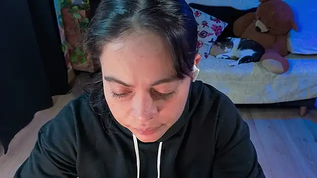 Snapshot of Cuttiealice chatting on 09/22/25, 05:04 Cuttiealice online show from 09/22/25, 05:04