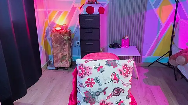 Snapshot of Cuttiealice chatting on 10/10/25, 12:48 Cuttiealice online show from 10/10/25, 12:48