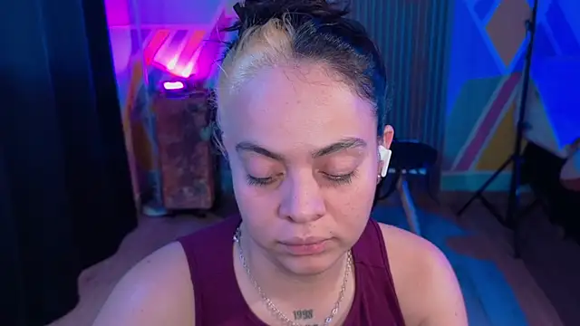 Snapshot of Cuttiealice chatting on 10/24/25, 07:32 Cuttiealice online show from 10/24/25, 07:32