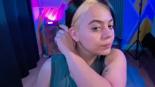 Snapshot of Cuttiealice chatting on 10/25/25, 11:07 Cuttiealice online show from 10/25/25, 11:07