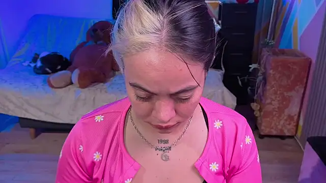 Snapshot of Cuttiealice chatting on 11/04/25, 03:00 Cuttiealice online show from 11/04/25, 03:00