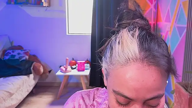 Snapshot of Cuttiealice chatting on 11/10/25, 05:01 Cuttiealice online show from 11/10/25, 05:01