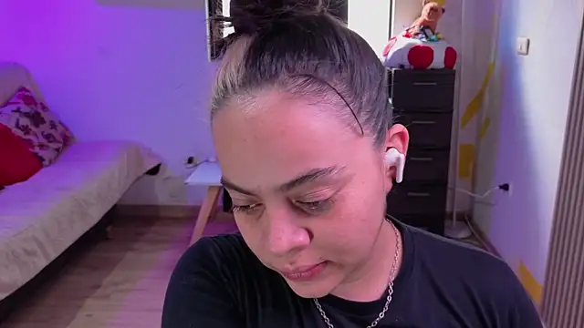 Snapshot of Cuttiealice chatting on 11/12/25, 04:40 Cuttiealice online show from 11/12/25, 04:40